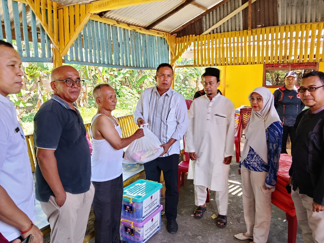 Evakauasi dan Pembersihan Pohon Tumbang serta Penyerahan Bantuan Di Desa Rambai Kecamatan Pariaman Selatan Kota Pariaman